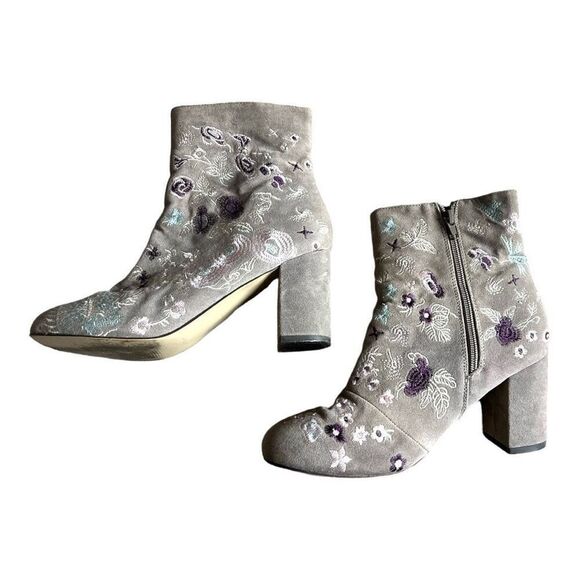 Womens JustFab Saige Boots Gray Suede Floral Embroidered Almond Booties - Sz 6.5 - Picture 3 of 5